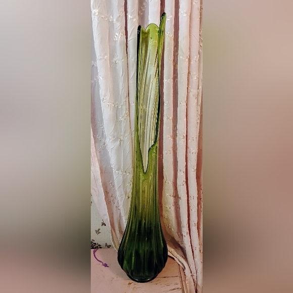 L.E. Smith Other - Vintage L.E. Smith Green Swung Vase 28"